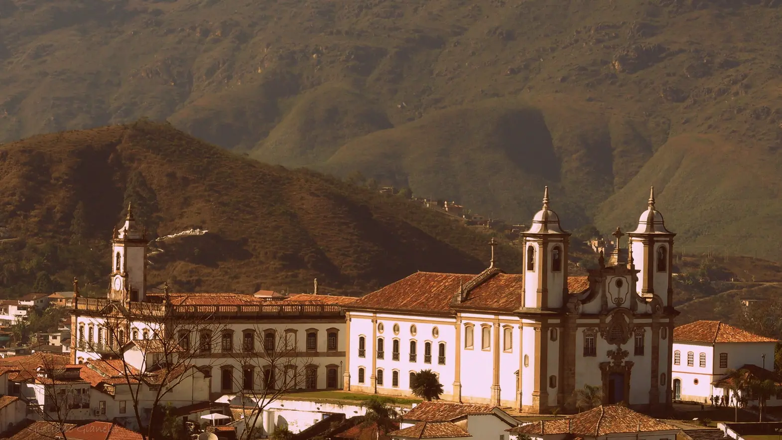 Igreja histórica de Ouro Preto entre telhados e montanhas